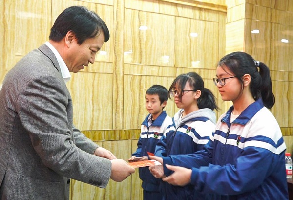中國華融黨委副書記、監(jiān)事長胡建忠一行赴四川宣漢縣調(diào)研督導(dǎo)扶貧工作
